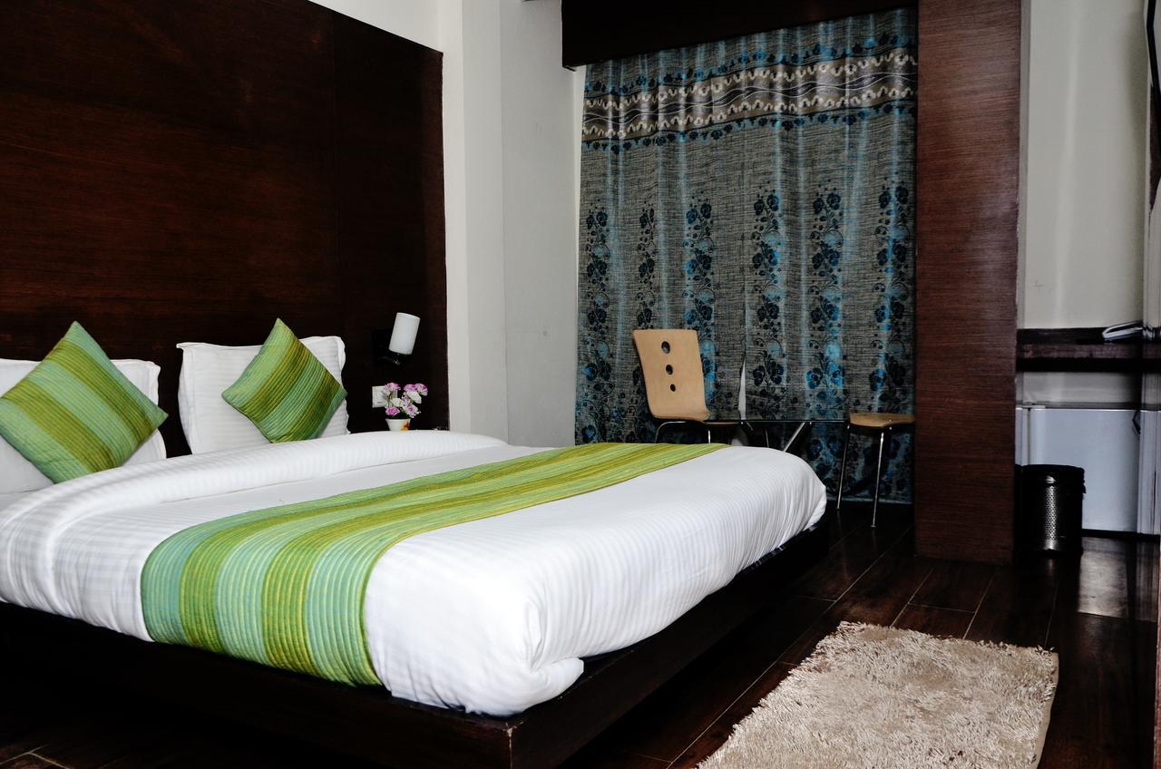 Oyo 18753 Glance Hotel 3*