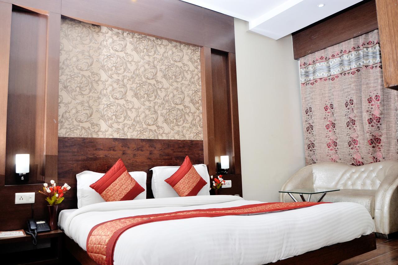 Oyo 18753 Glance Hotel New Delhi