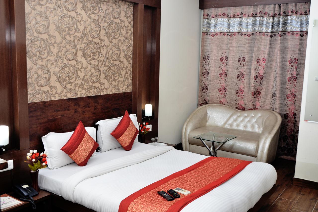 Oyo 18753 Glance Hotel