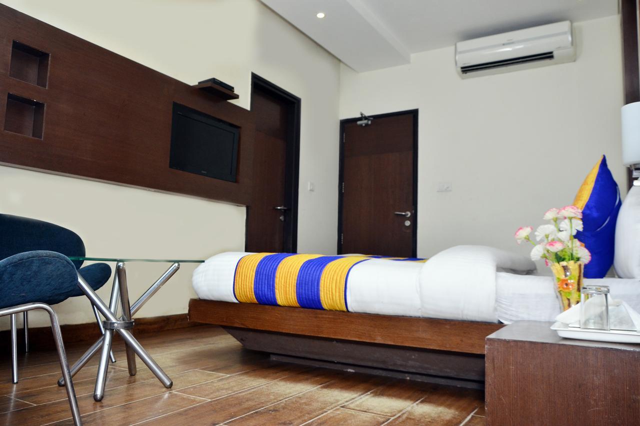 Oyo 18753 Glance 3* New Delhi