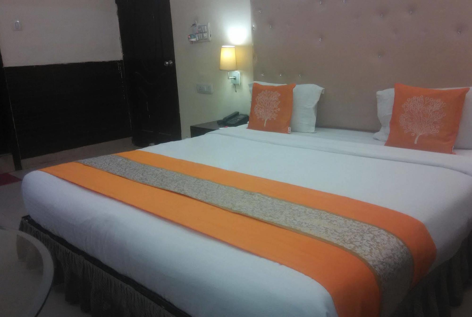 Lazeez Hotel New Delhi