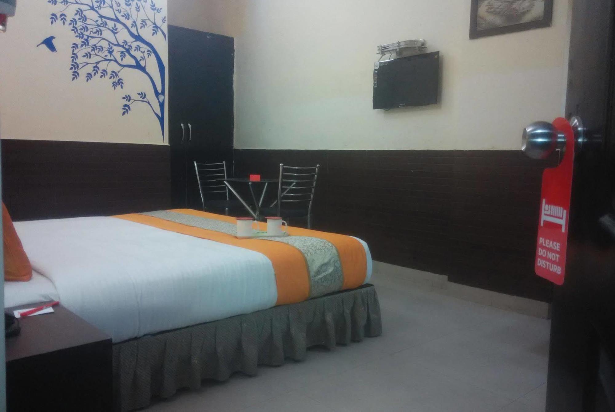 Lazeez 2* New Delhi