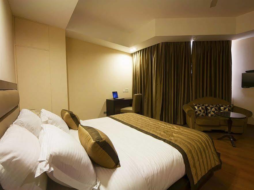 Aura @airport Hotel 3*