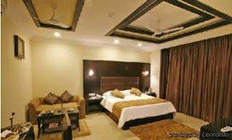 Parkland, Sufderjang Enclave Hotel