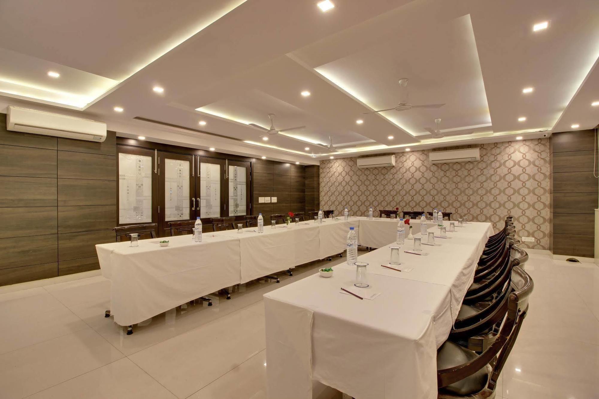 Hotel Sky Rich International - 05 Mins From Karol Bagh Metro Station