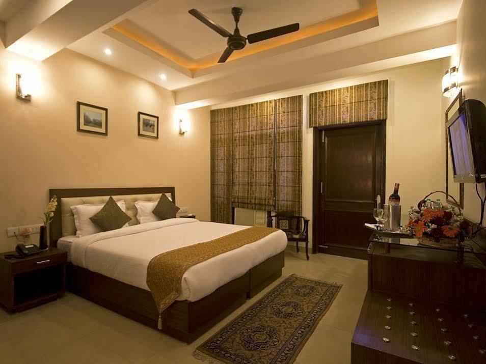 Red Maple Homestay *