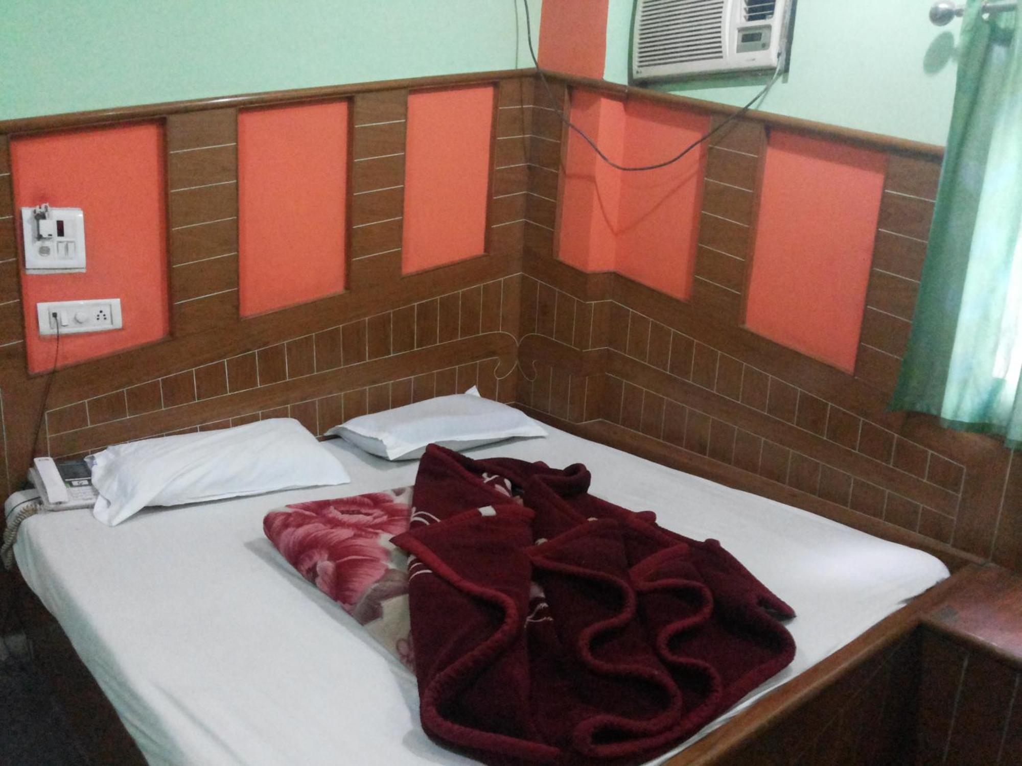 Neha Hotel *