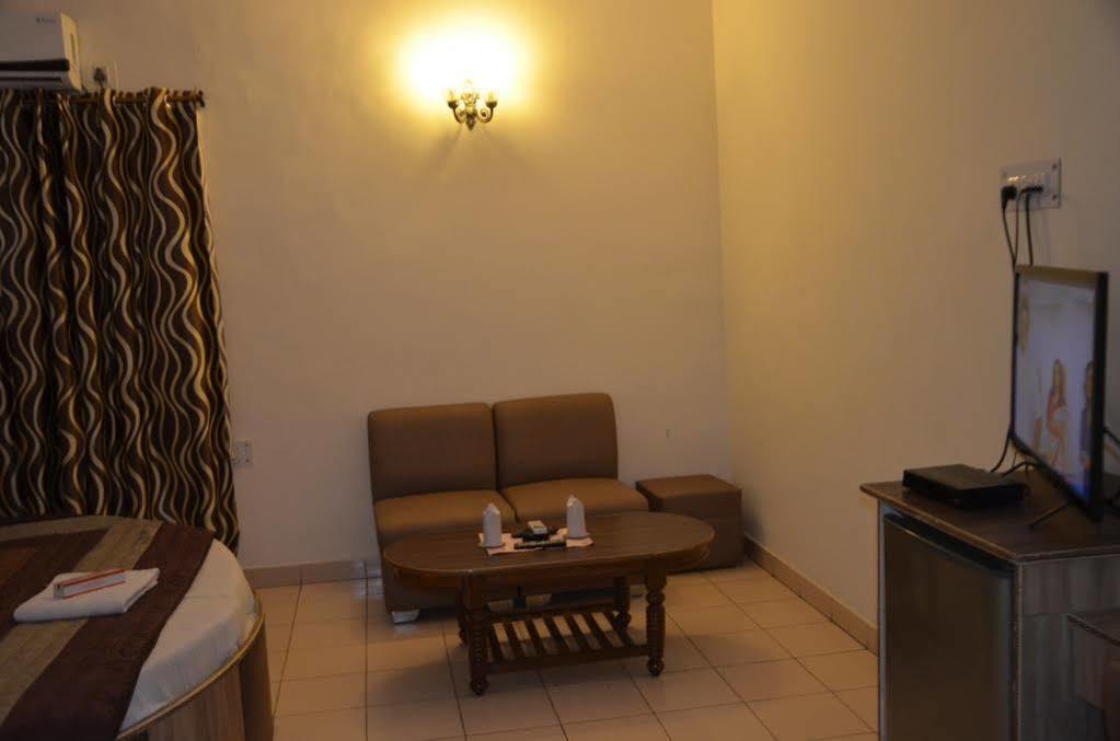 Hotel Oyo Silver Shine Near Gurudwara Shri Bangla Sahib New Delhi