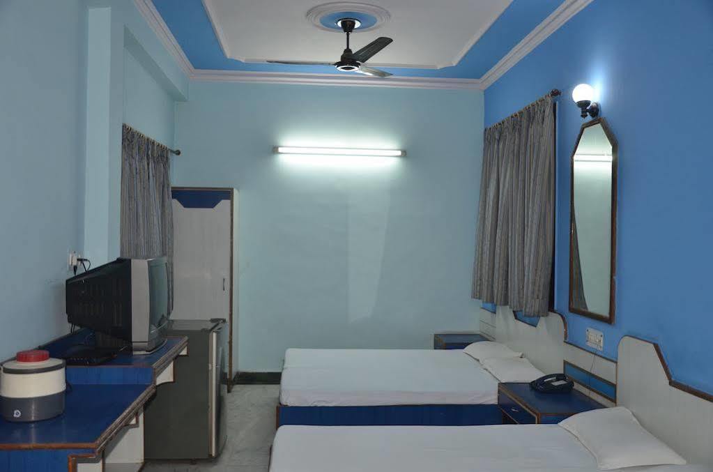 Oyo Silver Shine Near Gurudwara Shri Bangla Sahib 3*