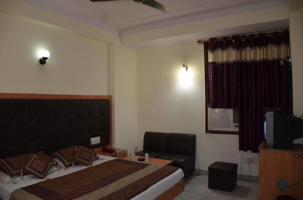 Hotel Oyo Silver Shine Near Gurudwara Shri Bangla Sahib 3*