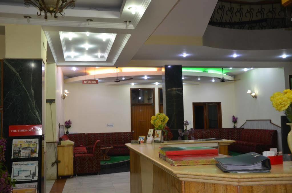 Hotel Oyo Silver Shine Near Gurudwara Shri Bangla Sahib Nova Deli