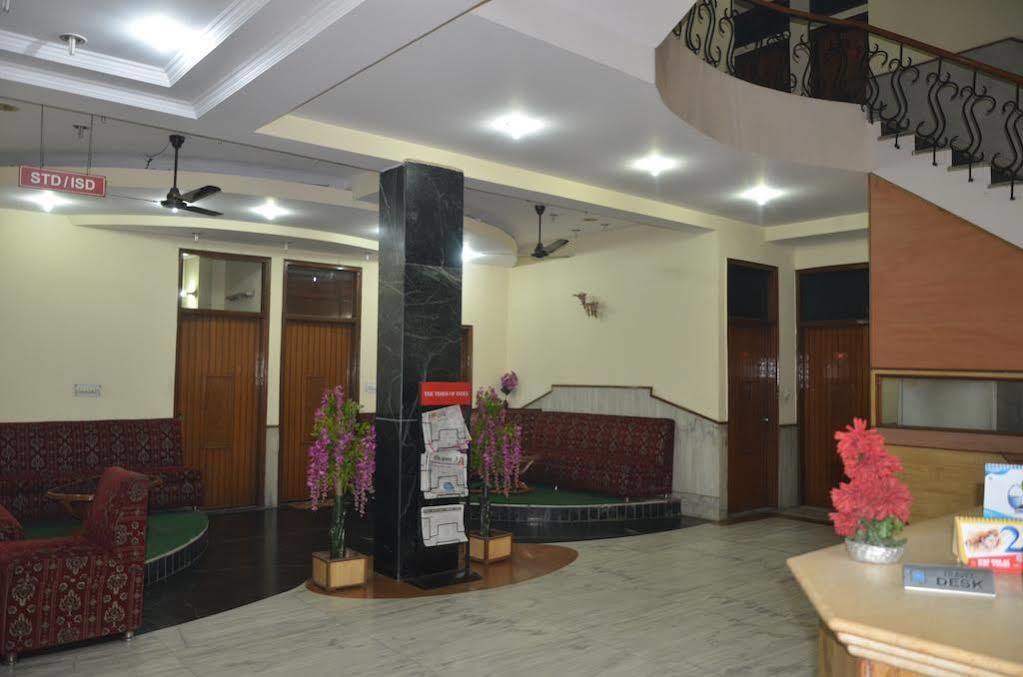 Oyo Silver Shine Near Gurudwara Shri Bangla Sahib 3*