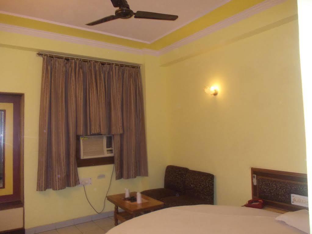 Hotel Oyo Silver Shine Near Gurudwara Shri Bangla Sahib