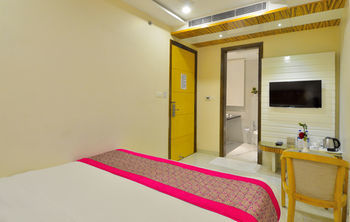 Hotel Aman Continental - 2mins From Railway Station And 5 Mins From Metro 3*