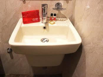Oyo Paharganj Near Bikaner Sweets Hotel New Delhi