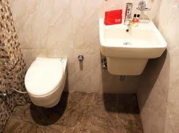 Oyo Paharganj Near Bikaner Sweets 3*