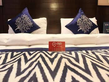 Oyo Paharganj Near Bikaner Sweets Hotel New Delhi
