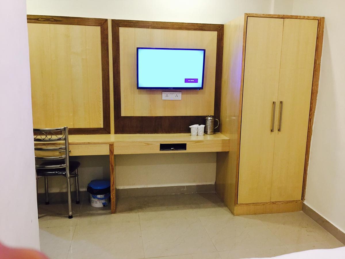 Hotel Lord Krishna Walking Distance From Railway Station 2*