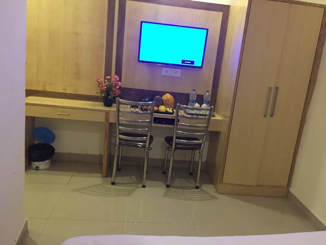 Hotel Lord Krishna Walking Distance From Railway Station 2*