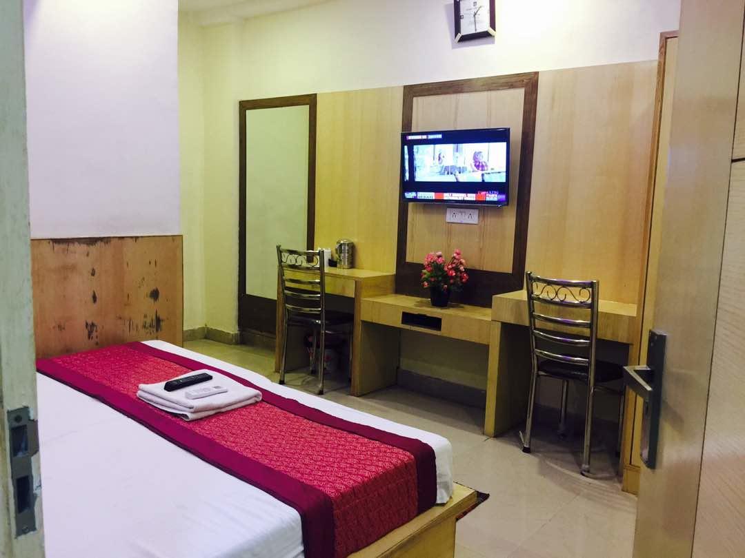 Hotel Lord Krishna Walking Distance From Railway Station 2*