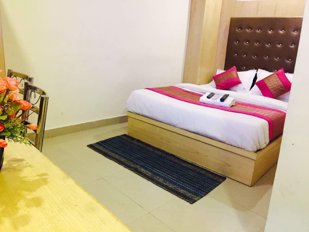 Hotel Lord Krishna Walking Distance From Railway Station 2*