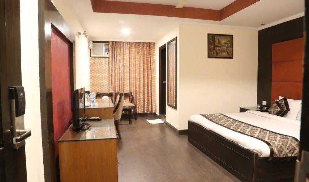 Hotel Chirag Residency 3*