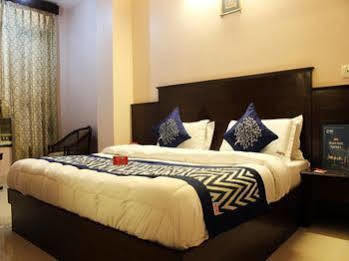 Hotel Oyo Paharganj Near Bikaner Sweets 3*