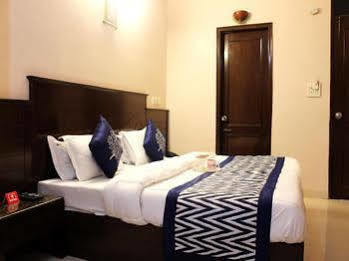 Hotel Oyo Paharganj Near Bikaner Sweets 3*