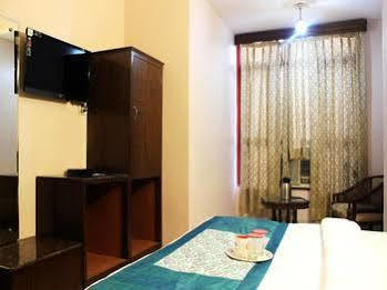 Hotel Oyo Paharganj Near Bikaner Sweets 3*