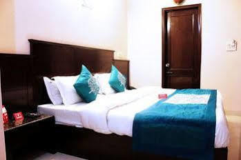 Hotel Oyo Paharganj Near Bikaner Sweets 3*