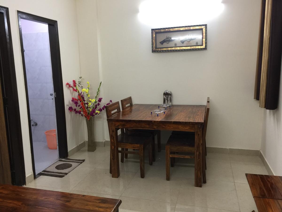 Homestay The Raveesh E24 - 2bhk Serviced