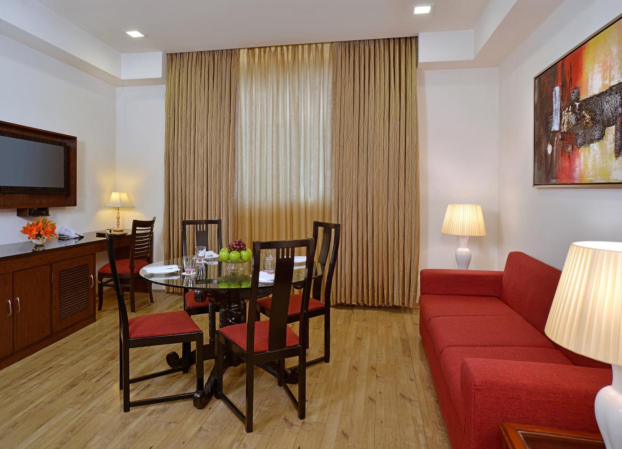 Taurus Sarovar Portico