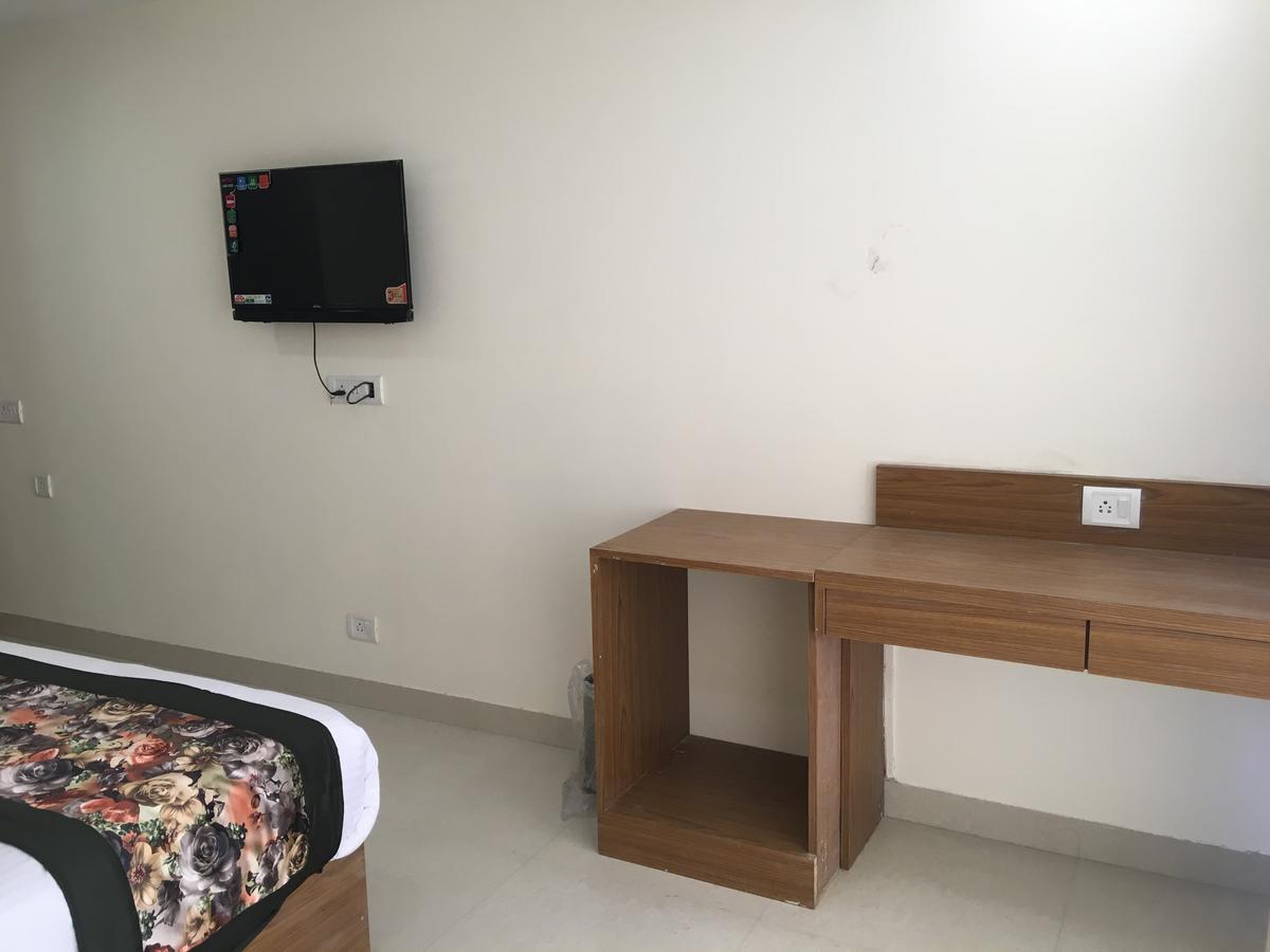 Airport D'capitol Hotel 3*