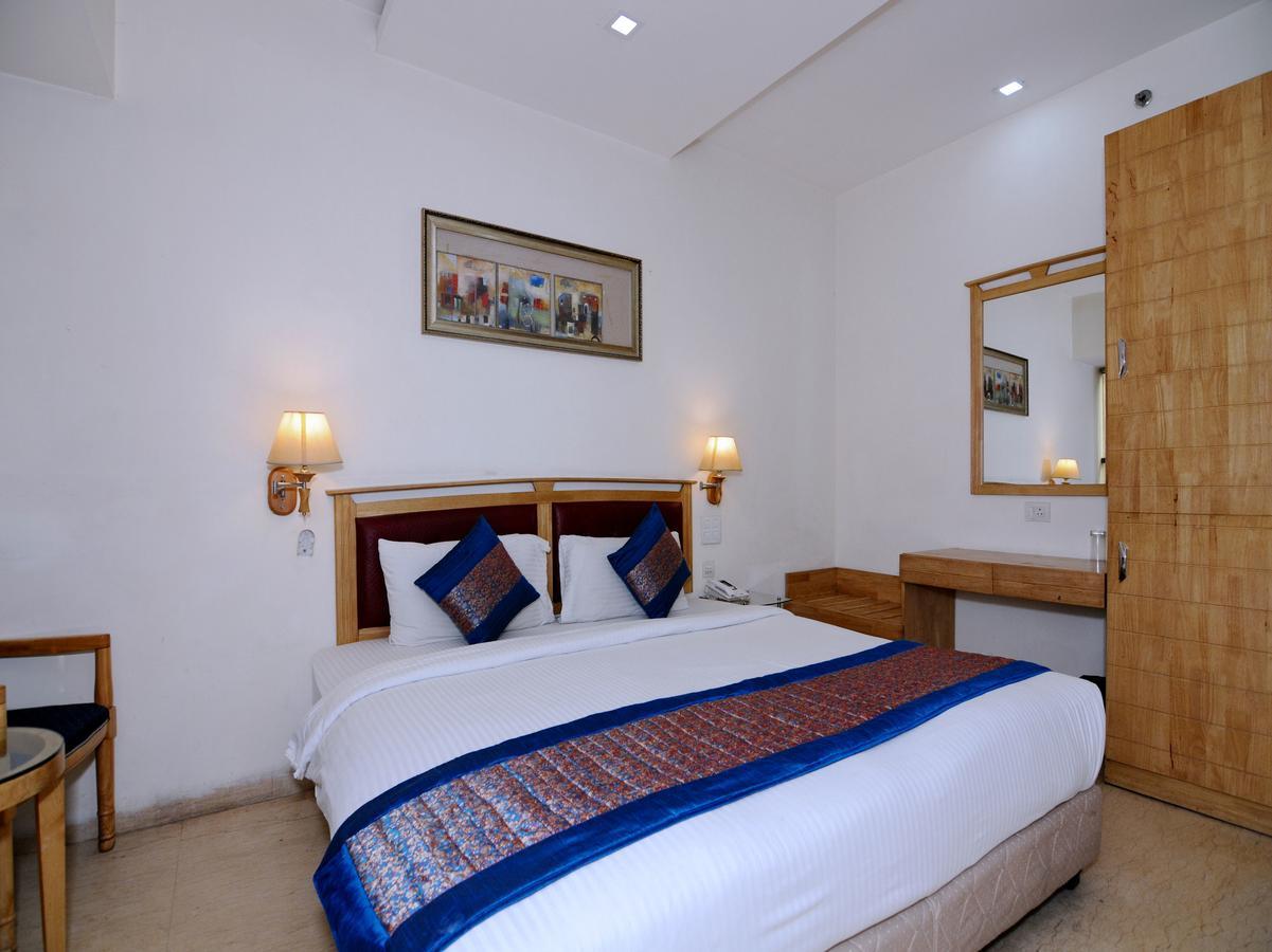 Hotel Oyo 5270 Sam Hotel