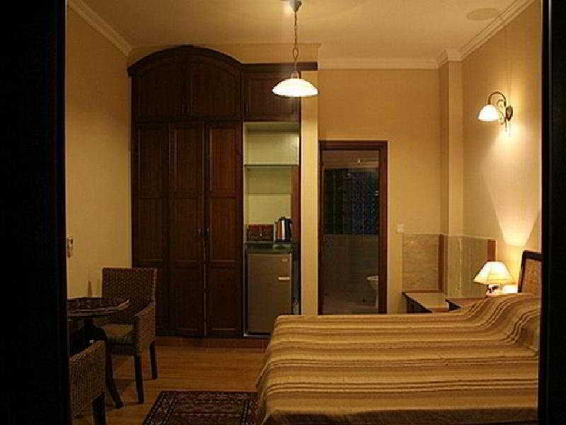 The Estate 3* New Delhi