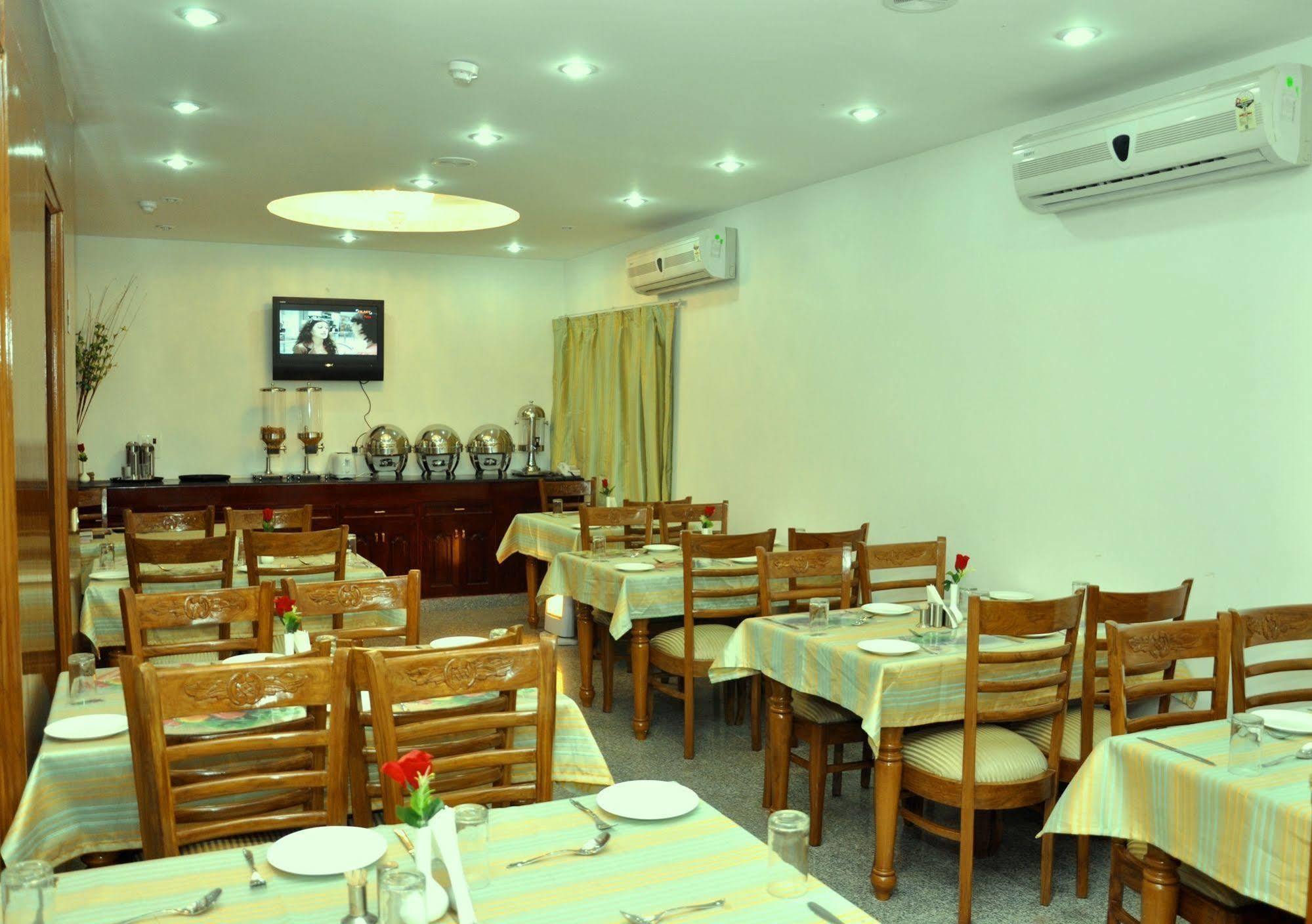 Hotel Oyo 367 Forest New Delhi