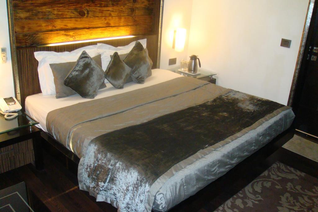 Shreyans Hotel