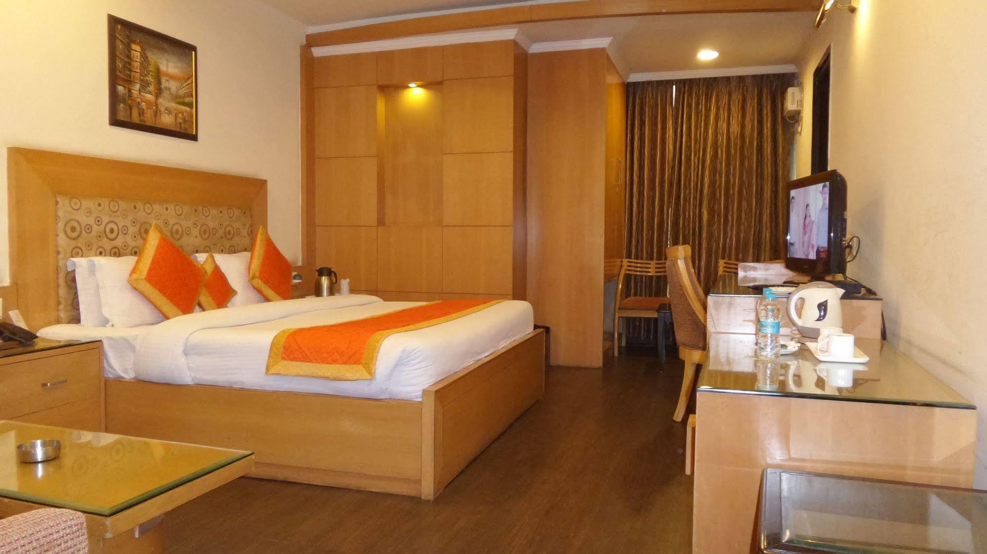 Hotel Chirag Residency 3*