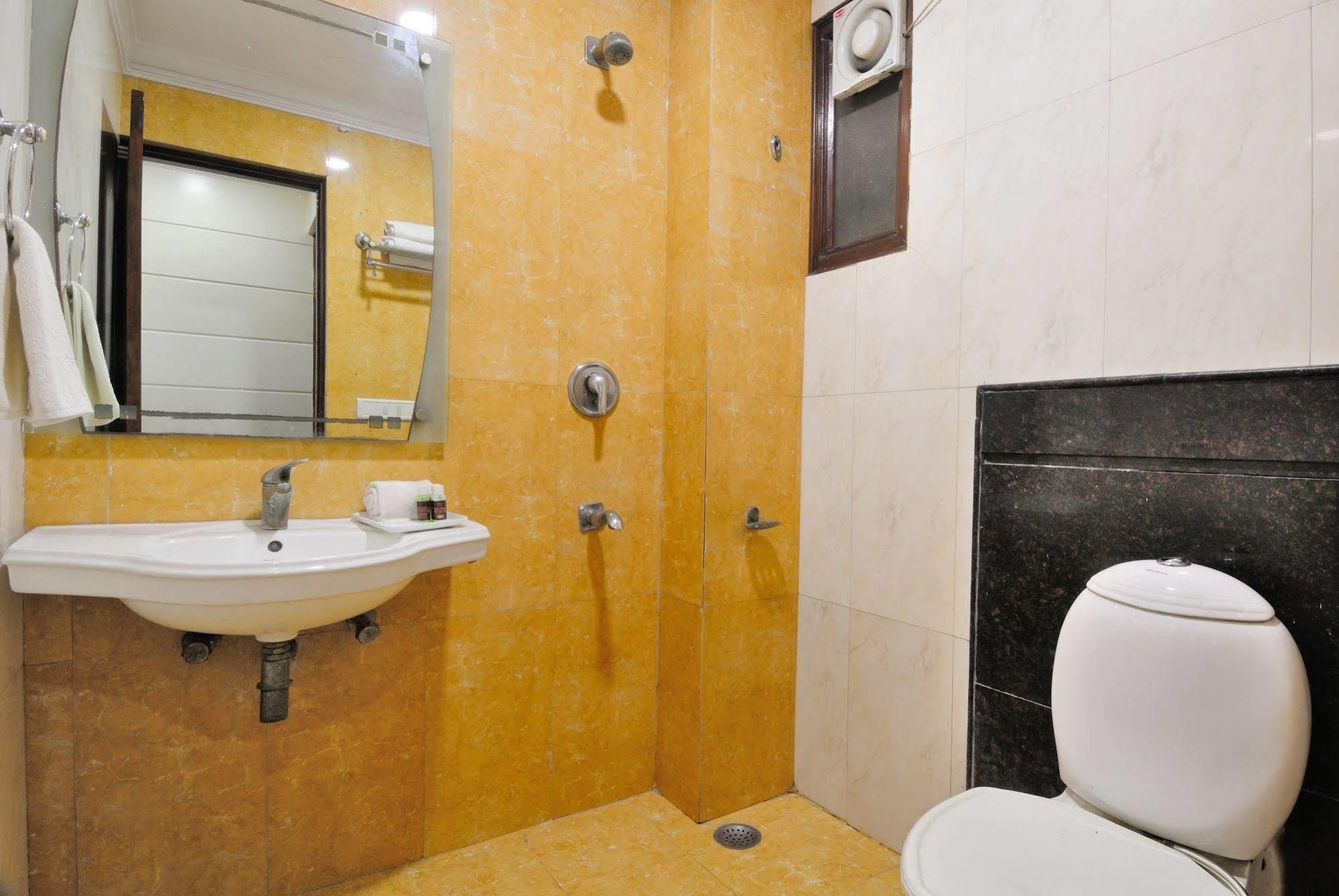 Hotel Oyo 10848 Geeson New Delhi
