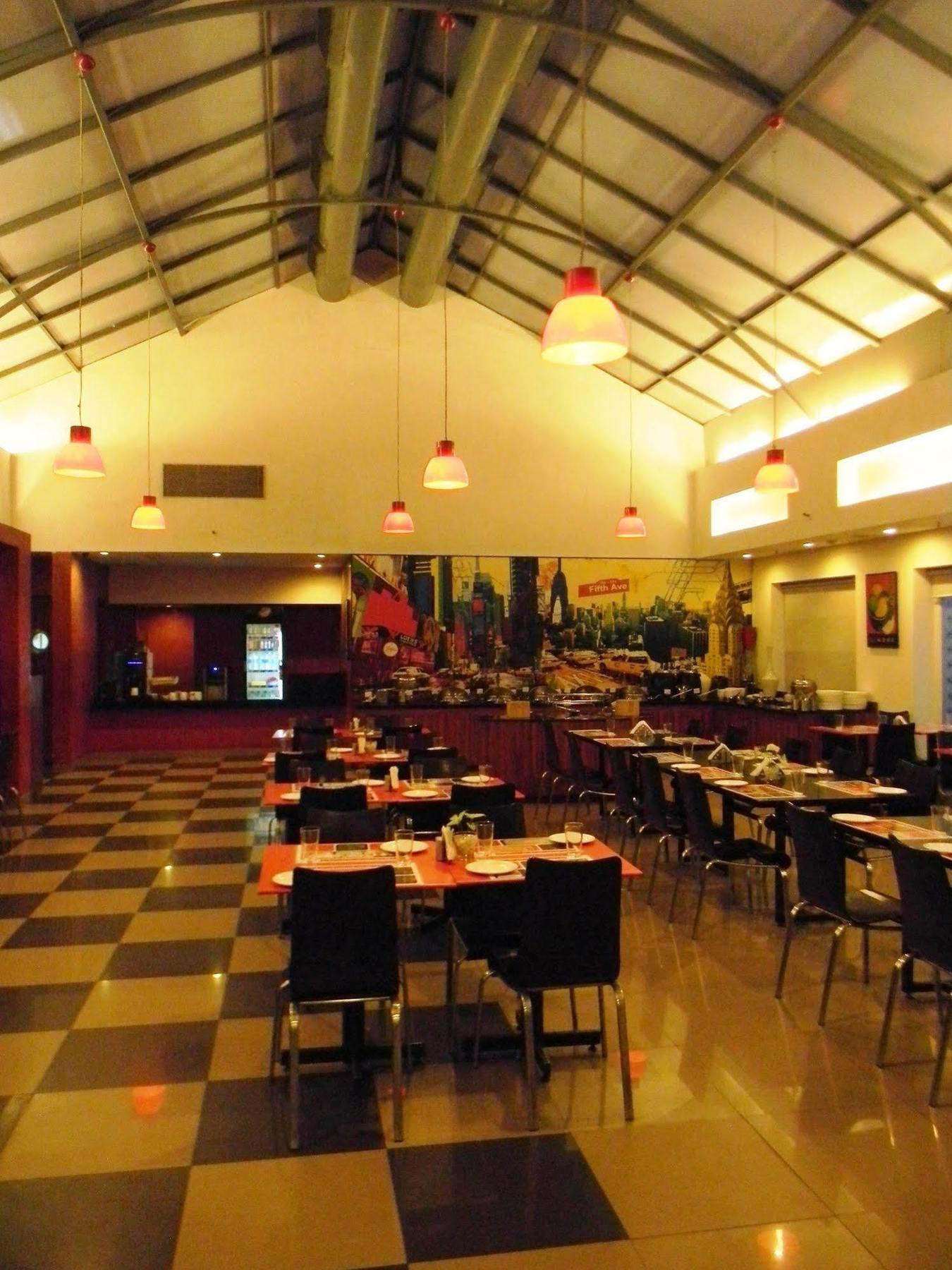 Red Fox By Lemon Tree Hotels, East Hotel