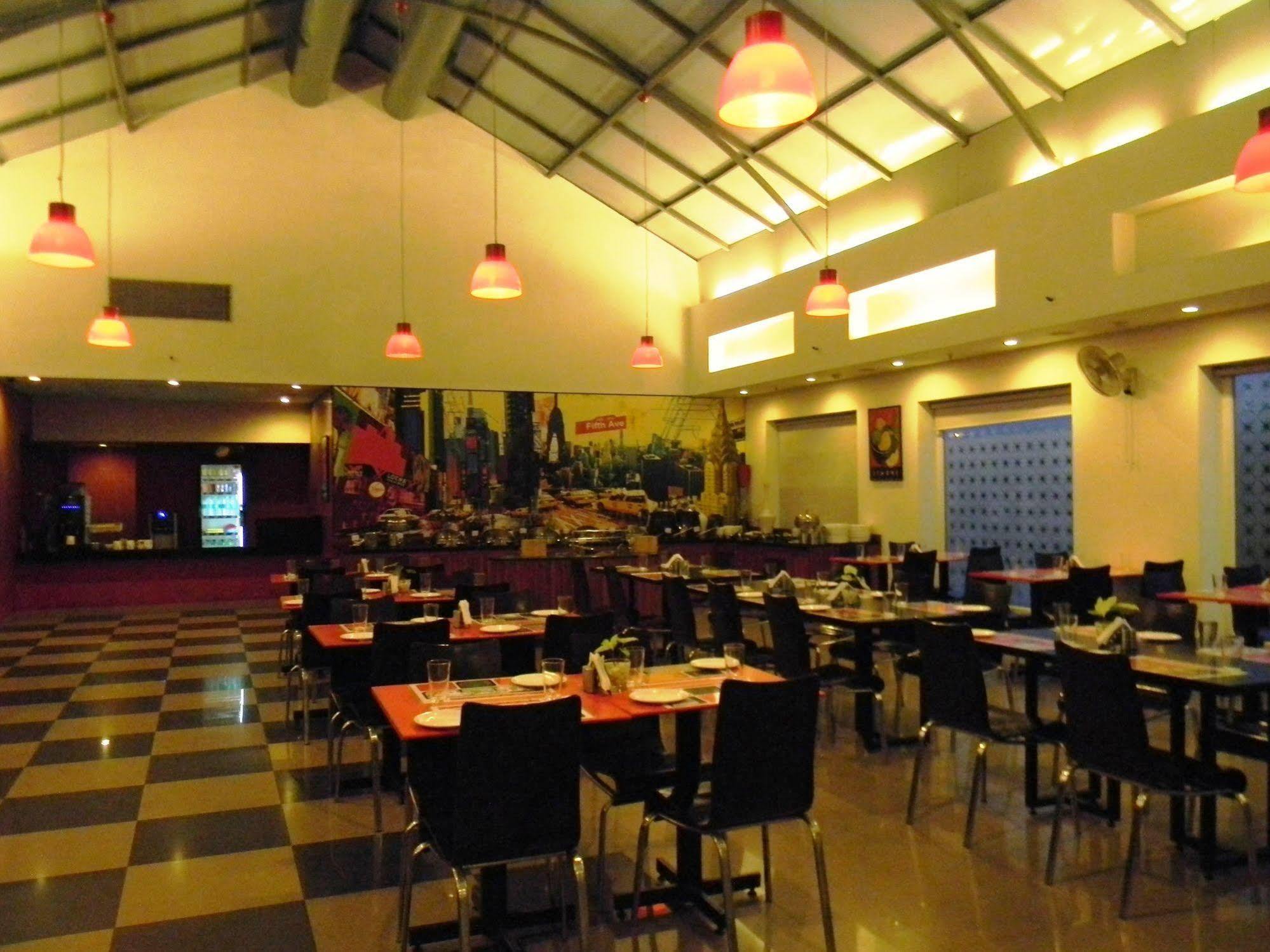 Hotel Red Fox By Lemon Tree Hotels, East Delhi (National Capital Territory of India)
