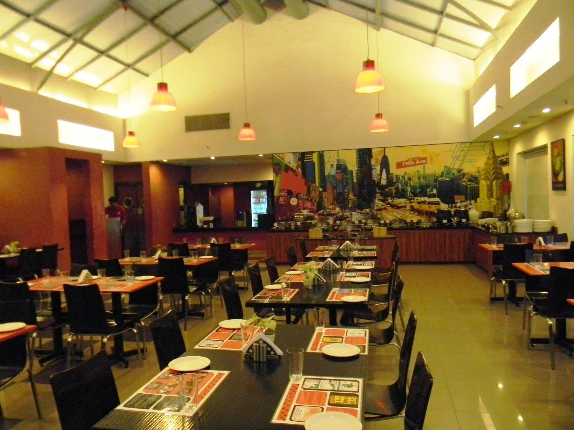 Red Fox By Lemon Tree Hotels, East Hotel 3*
