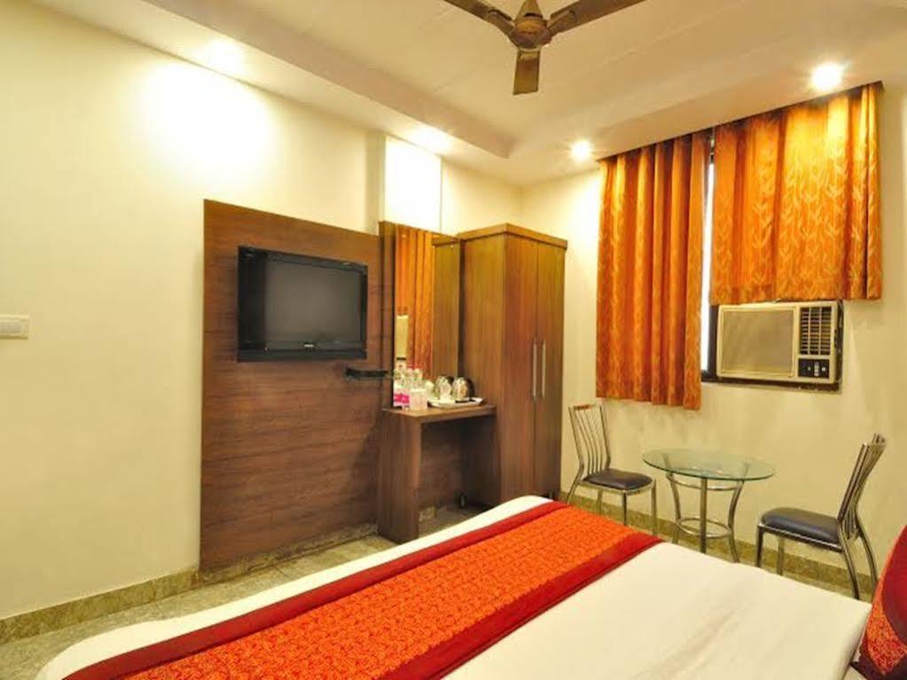 Oyo 1912 Dada Hotel 3*