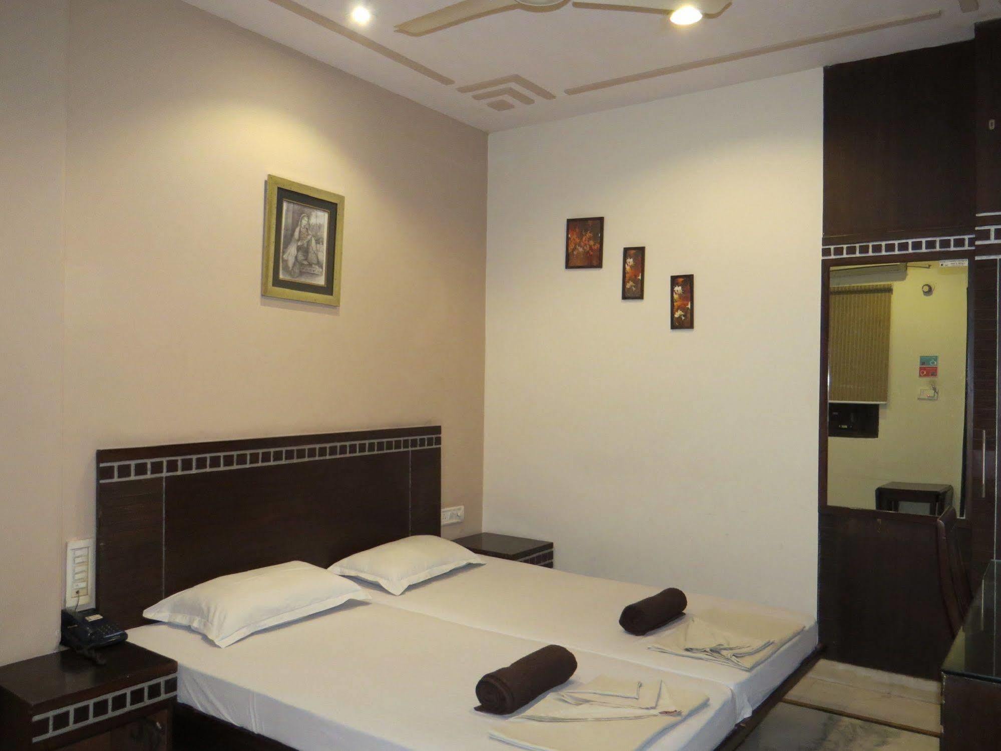 Smyle - Value Near Station Hotel New Delhi