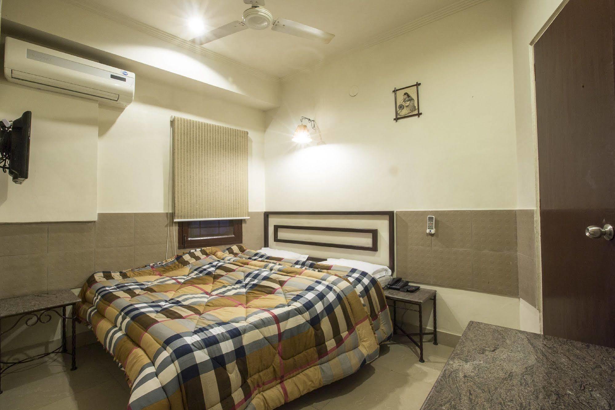 Smyle - Value Near Station Hotel New Delhi