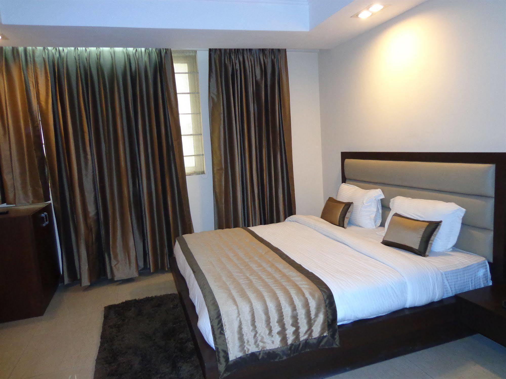 Hotel Aura @airport 3*