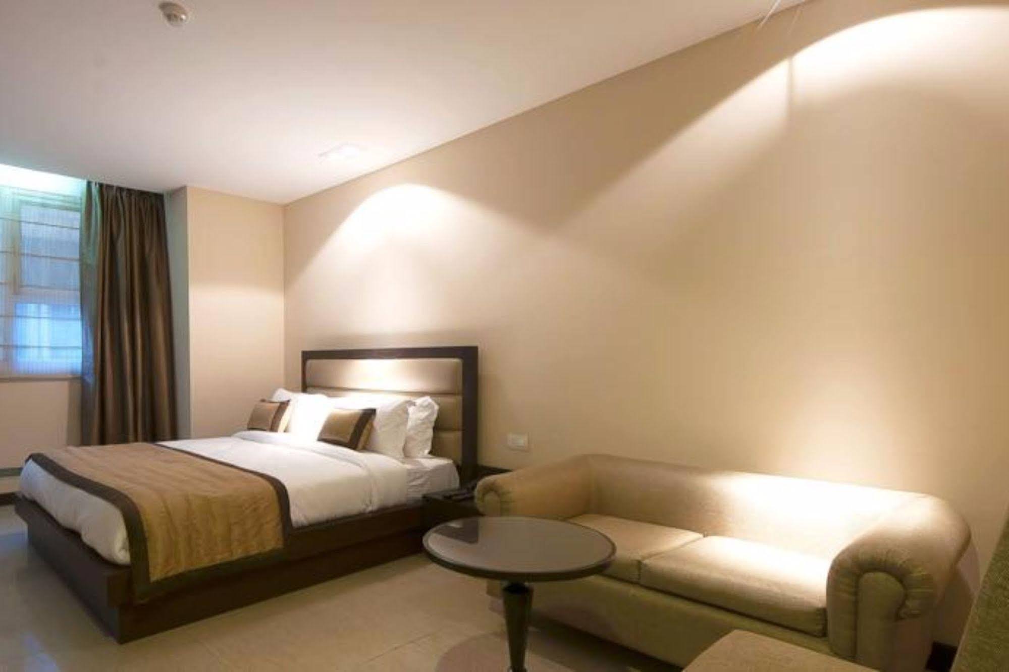 Hotel Aura @airport