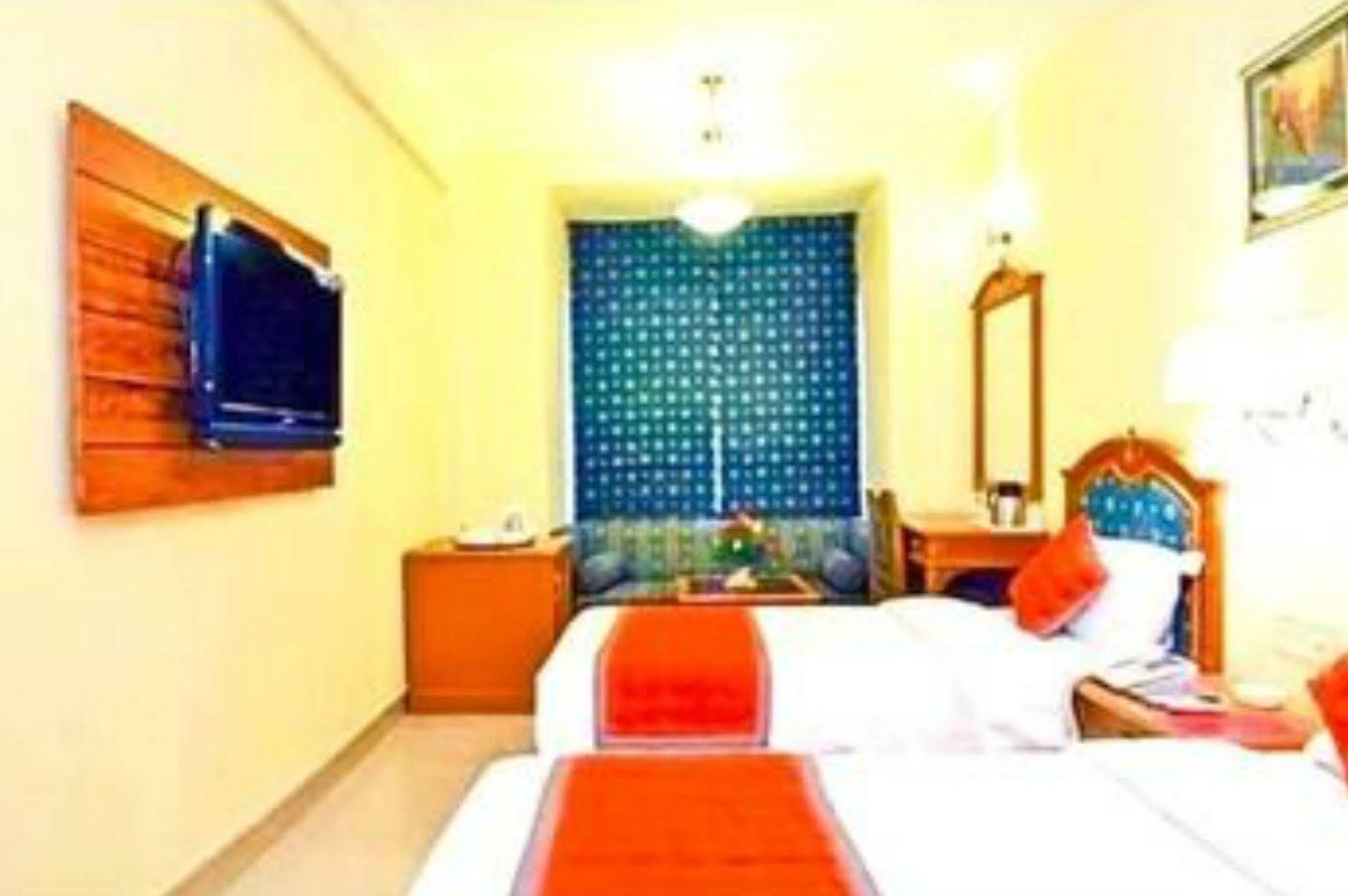 Hotel Kastor- Near Nehru Place- Gk 2- M Block Market-gk Metro Station-dr As Clinic 3*