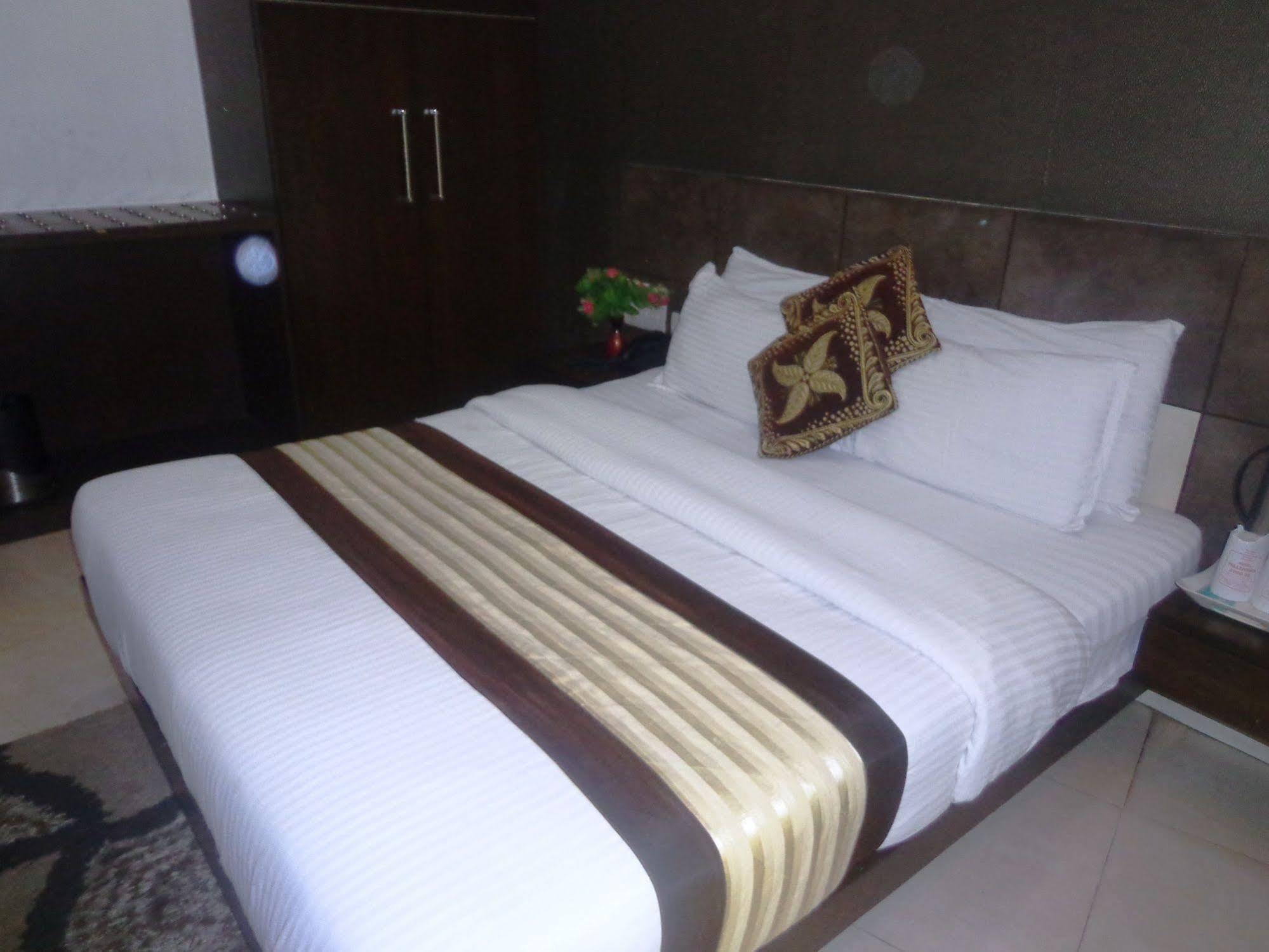 Hotel Milllennium 2000 Dx