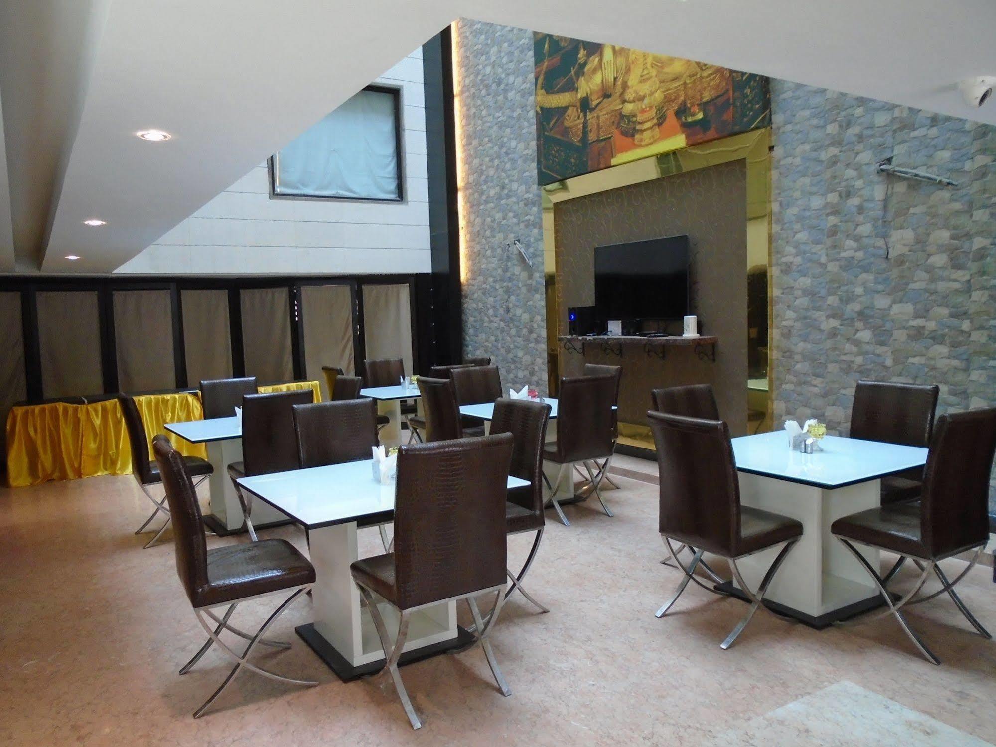 Gold Souk - Karol Bagh Hotel 4*